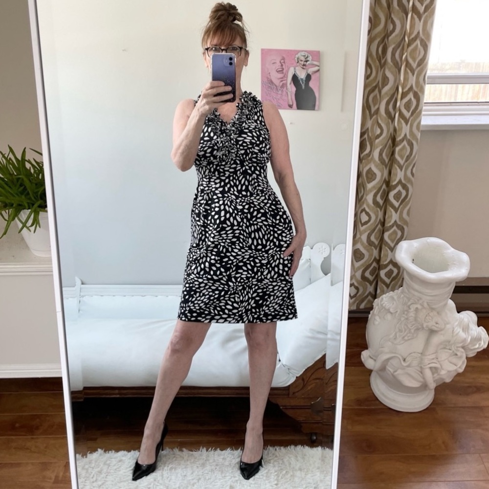 LONDON STYLE COLLECTION BLACK WHITE SLEEVELESS DRESS RUFFLED V NECKLINE